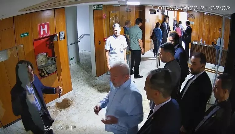 Lula e ministros são flagrados por câmeras no Planalto no dia dos ataques de 8 de janeiro