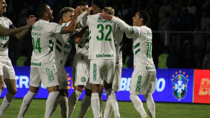 Chapecoense goleia Avaí por 4 a 1 e vence fora de casa