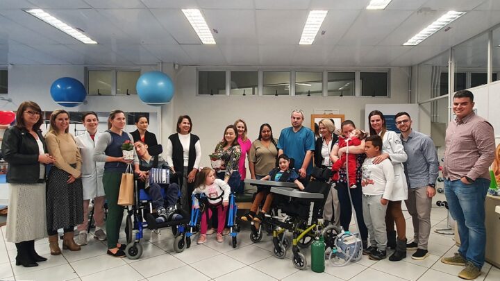 Associação Recomeço entrega equipamentos a quatro crianças assistidas pela Clínica Escola de Fisioterapia da Unochapecó