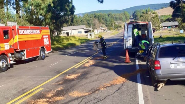 Mulher fica ferida após tronco se soltar de caminhão e atingir o carro na SC 350