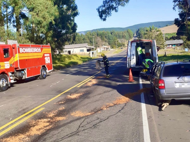 Mulher fica ferida após tronco se soltar de caminhão e atingir o carro na SC 350