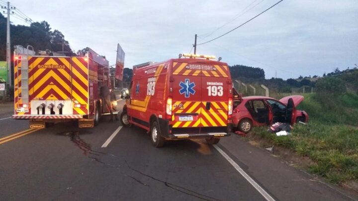 Jovem fica presa às ferragens após colisão entre carro e caminhão