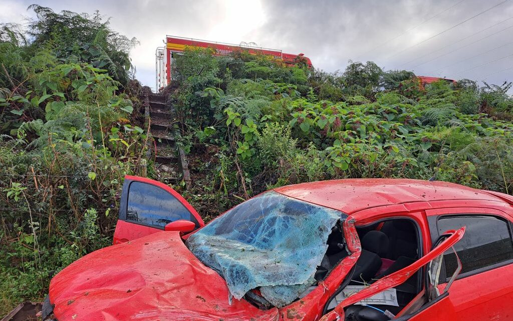 Homem fica gravemente ferido em saída de pista de veículo em ribanceira na SC-355