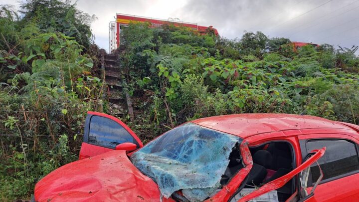 Homem fica gravemente ferido em saída de pista de veículo em ribanceira na SC-355
