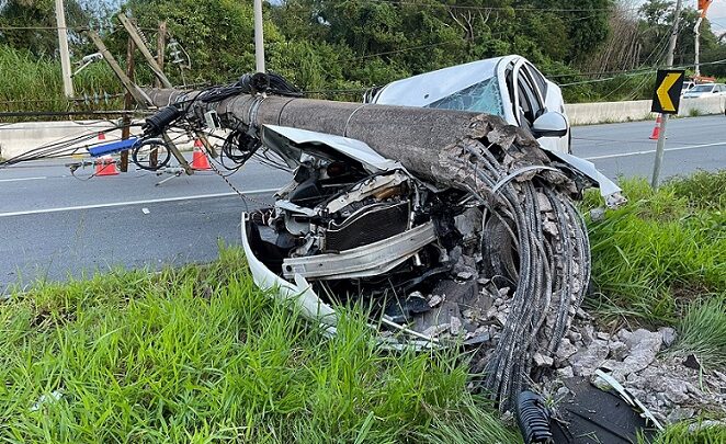 Motorista derruba poste e foge com cooler na mão após acidente