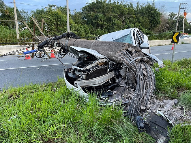 Motorista derruba poste e foge com cooler na mão após acidente