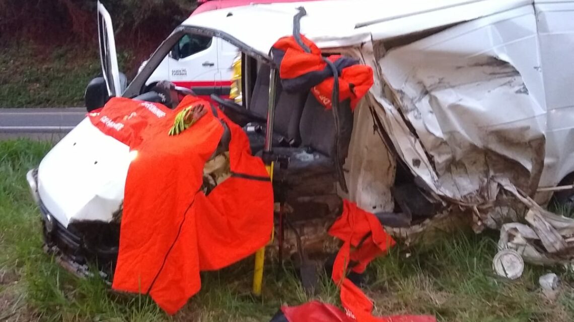 Batida entre furgão e carreta deixa homem gravemente ferido na BR-282 em Chapecó