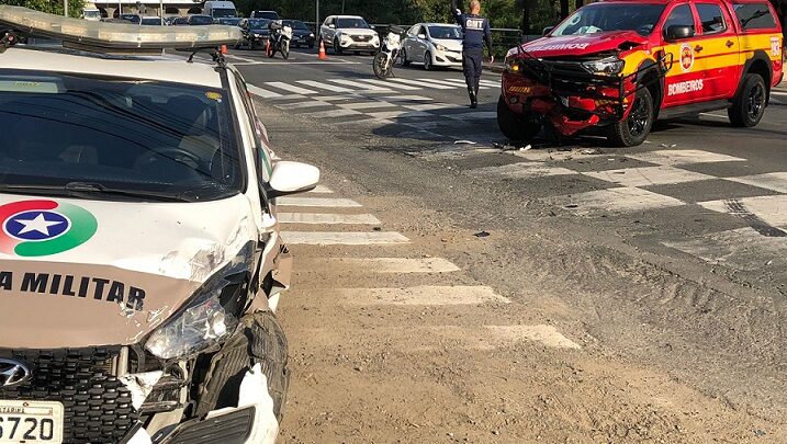 Viatura da PM colide com corpo de Bombeiros que conduzia vítima ao hospital