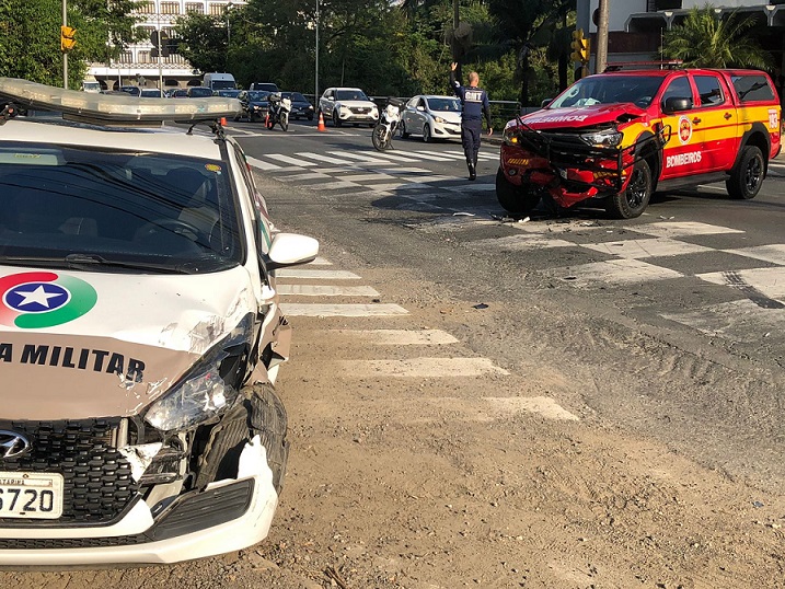 Viatura da PM colide com corpo de Bombeiros que conduzia vítima ao hospital