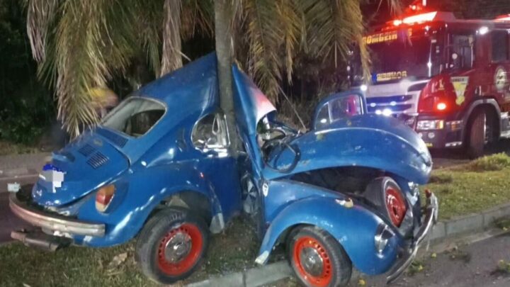 Imagens: colisão contra árvore deixa homem em estado grave e fusca destruído em SC