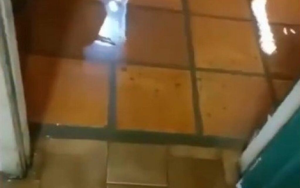 IMAGENS: Fortes chuvas rompem calha e escola fica alagada em Chapecó