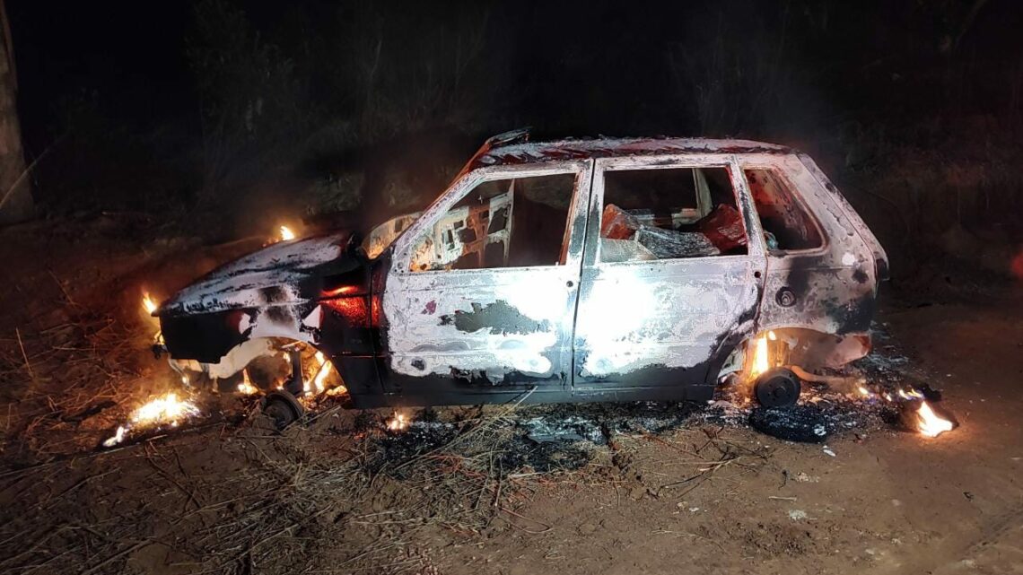 Veículo com registro de furto é destruído pelo fogo na BR 282 em Xaxim