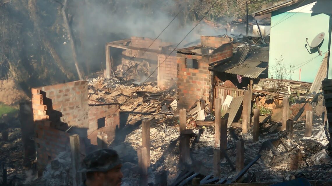 Incêndio atinge quatro casas e deixa homem com graves queimaduras em Curitibanos