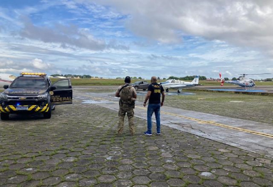 Avião de Igreja é flagrado com 290 kg de drogas; veja imagens