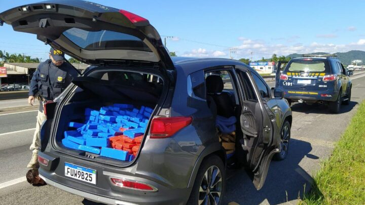 PRF apreende mais de 380 quilos de maconha em veículo roubado