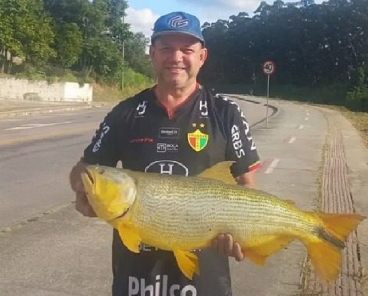 Vídeo: homem pesca dourado de 10 kg em rio de SC