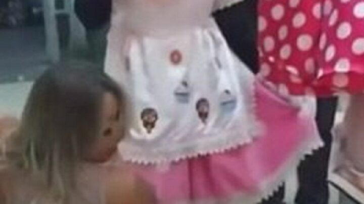 Vídeo: mãe dança funk com vestido transparente em festa infantil da filha e é criticada na web