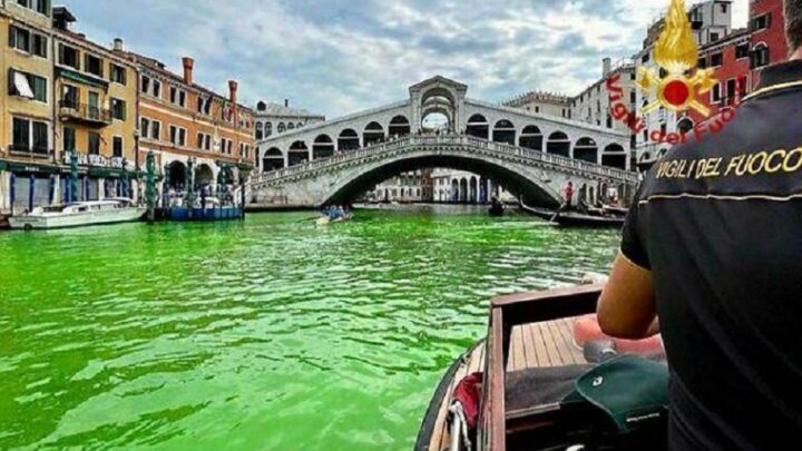 Água do Grande Canal de Veneza fica verde fluorescente; veja