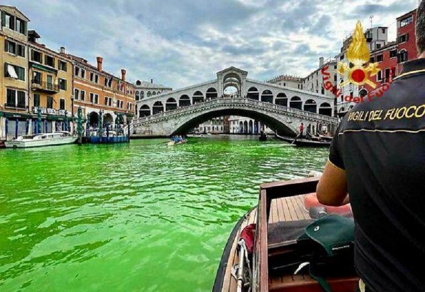 Água do Grande Canal de Veneza fica verde fluorescente; veja