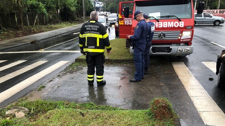 Vídeo: Caminhão dos bombeiros colide em carro ao desviar de ambulância em SC