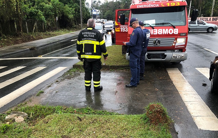 Vídeo: Caminhão dos bombeiros colide em carro ao desviar de ambulância em SC