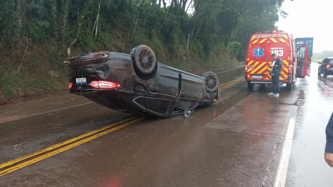 Veículo com placas de Chapecó sai da pista e capota na BR 282