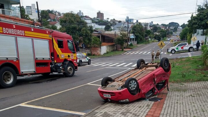 Homem fica ferido após carro capotar em Chapecó