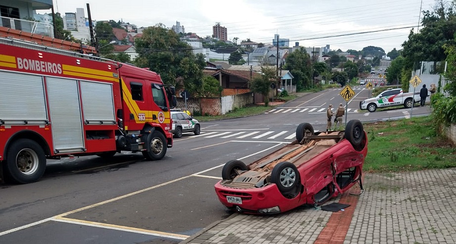 Homem fica ferido após carro capotar em Chapecó