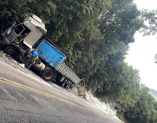 Caminhão sai da pista, bate em barranco e espalha carga de farinha na BR-282