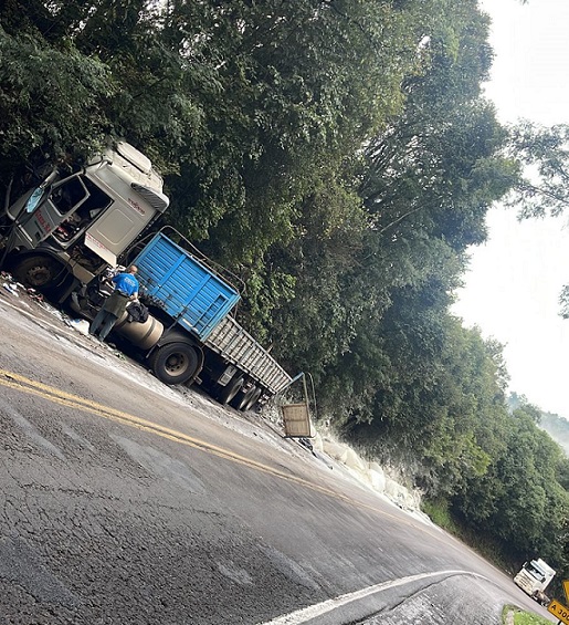 Caminhão sai da pista, bate em barranco e espalha carga de farinha na BR-282