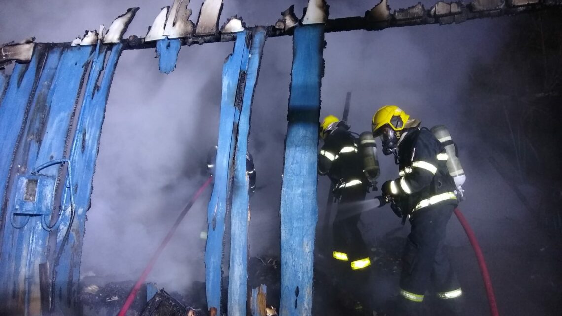 Casa de madeira fica destruída após incêndio em Chapecó
