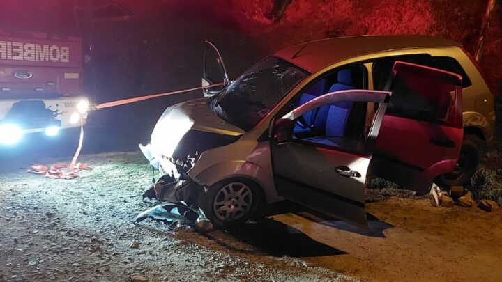 Carro bate contra barranco e quatro pessoas ficam feridas em SC