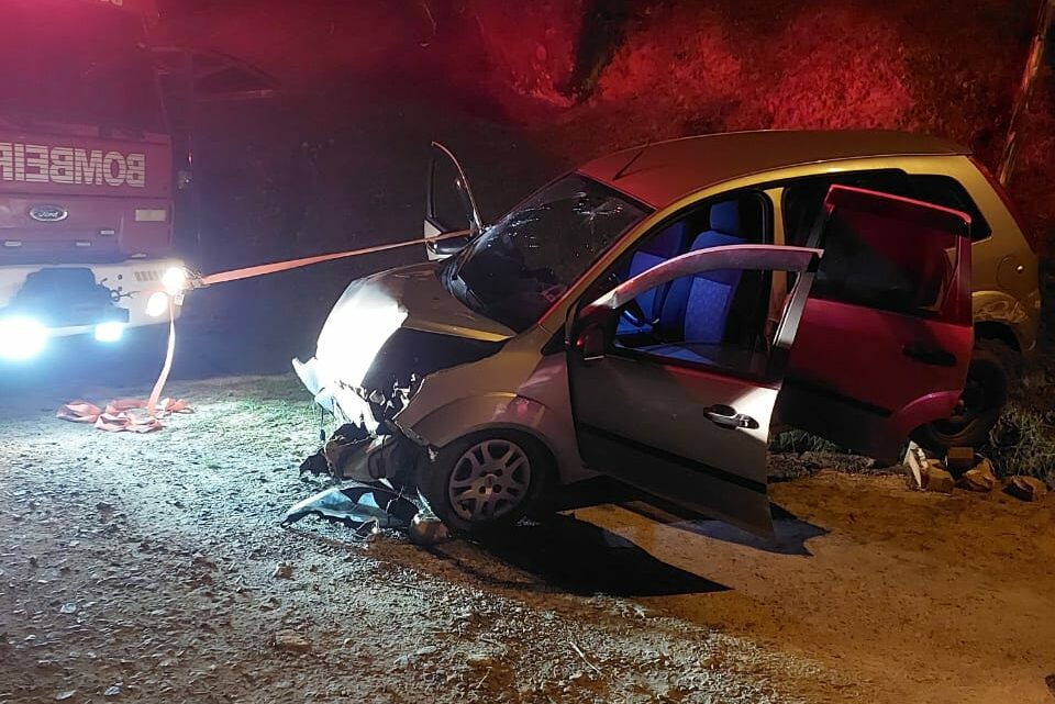 Carro bate contra barranco e quatro pessoas ficam feridas em SC