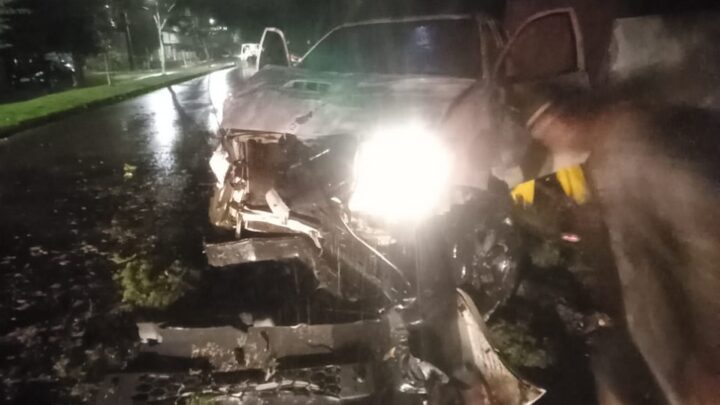 Caminhonete bate em árvores, capota e motorista fica ferido em SC