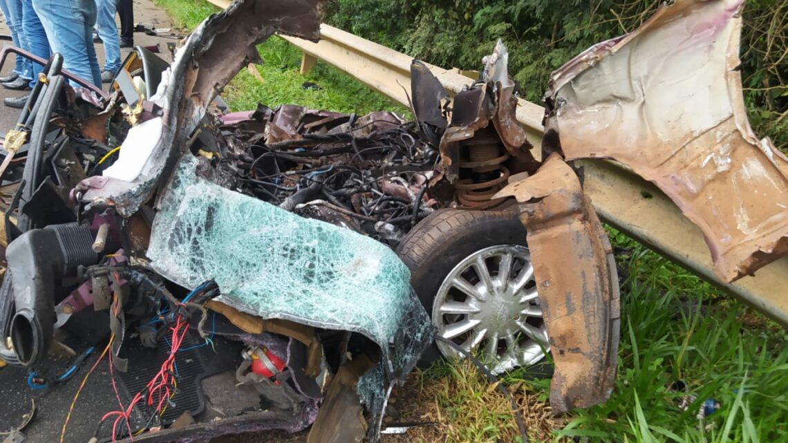 Imagens: três pessoas ficam feridas em grave colisão na BR-282 entre Maravilha e Pinhalzinho