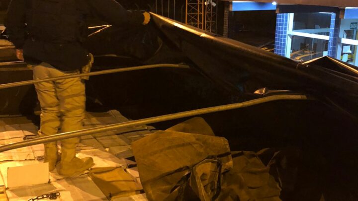 PRF apreende quatro toneladas de camarão argentino contrabandeado em caminhão na BR-282 em Xanxerê