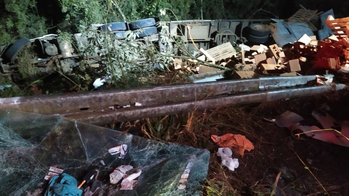 Imagens: caminhoneiro morre após tombar veículo em Abelardo Luz