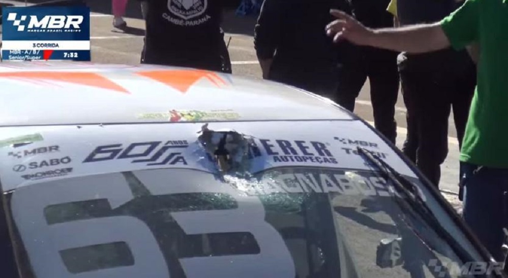 Vídeo: piloto do Oeste de SC escapa da morte ao ter carro atingido por pedra durante corrida no Paraná