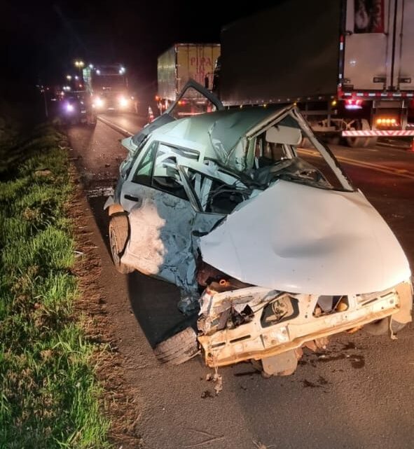 Colisão entre caminhão e carro deixa homem ferido na BR-282