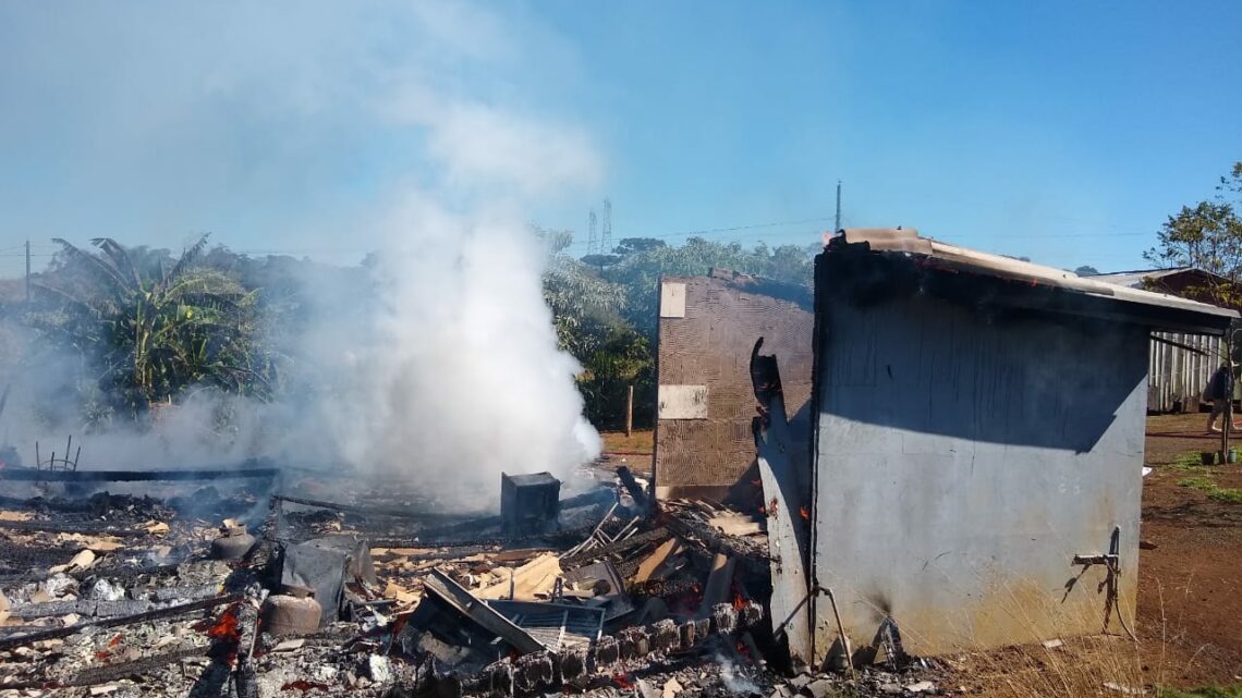 Casa é destruída pelo fogo em aldeia indígena em Chapecó