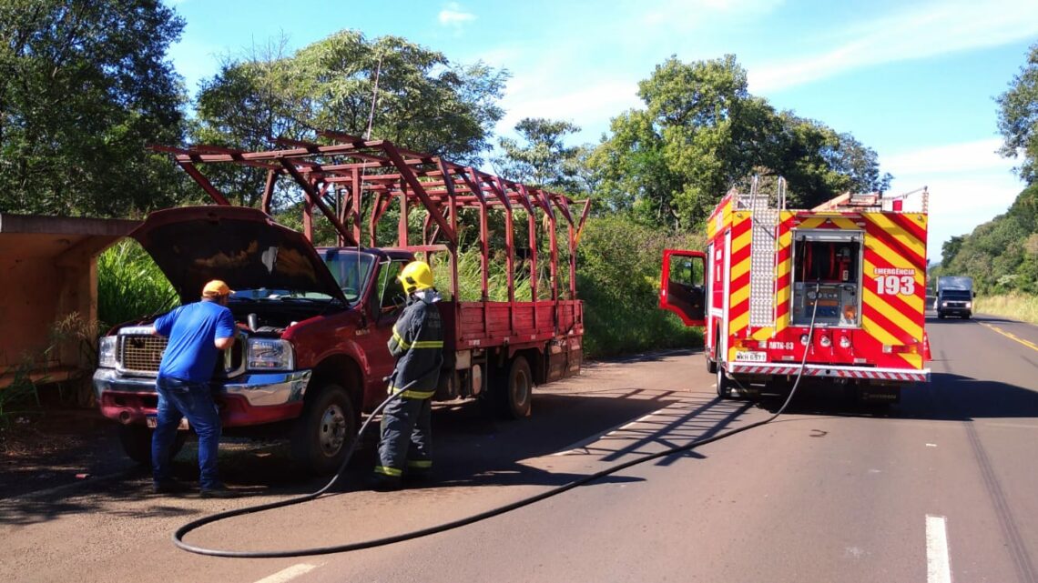 Caminhão pega fogo na SC-157 e populares ajudam a combater o incêndio