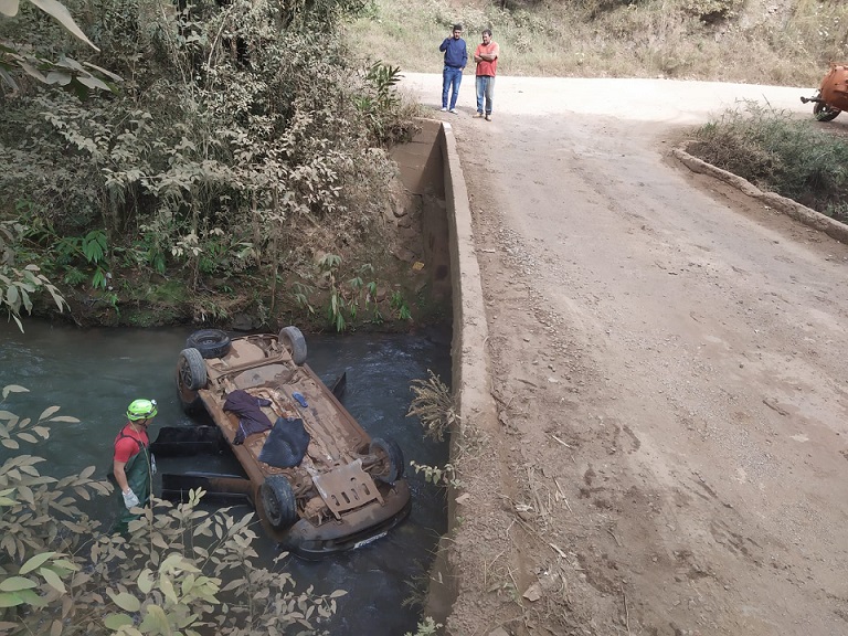 Três pessoas ficam feridas após carro capotar e cair dentro de rio