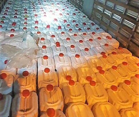 Vídeo: quase cinco mil litros de agrotóxico contrabandeado da Argentina são apreendidos na BR-282 em Xanxerê