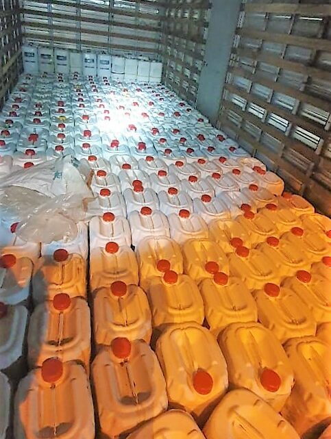 Vídeo: quase cinco mil litros de agrotóxico contrabandeado da Argentina são apreendidos na BR-282 em Xanxerê
