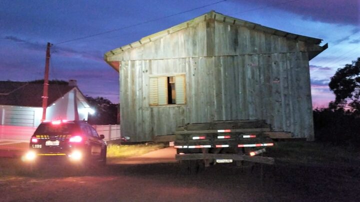 Vídeo: PRF flagra casa sendo transportada irregularmente na BR-282 em Nova Itaberaba