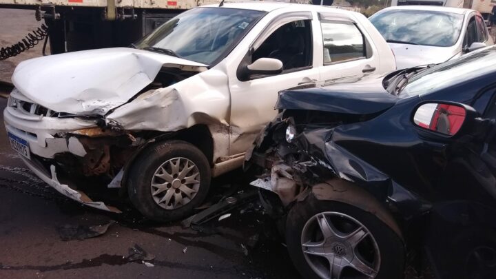 Imagens: acidente com veículos deixa três homens feridos na BR-282
