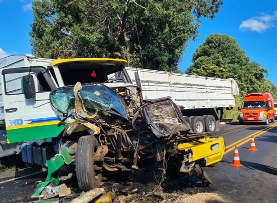 Quatro pessoas ficam feridas em colisão entre carro e caminhões no Oeste