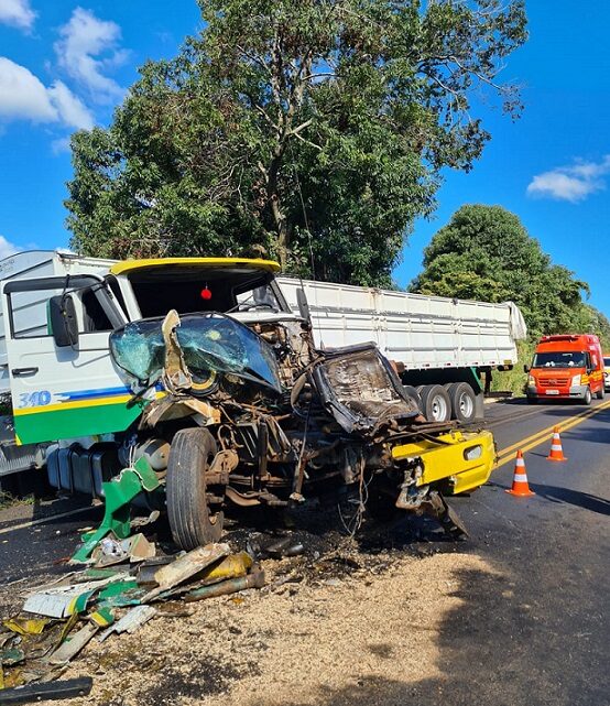 Quatro pessoas ficam feridas em colisão entre carro e caminhões no Oeste