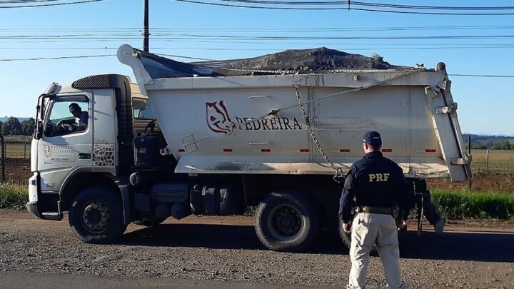 Quase 11 toneladas de excesso são flagradas em caminhão na BR-282 em Joaçaba