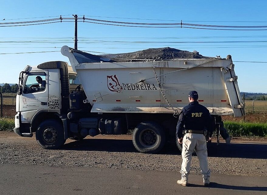 Quase 11 toneladas de excesso são flagradas em caminhão na BR-282 em Joaçaba
